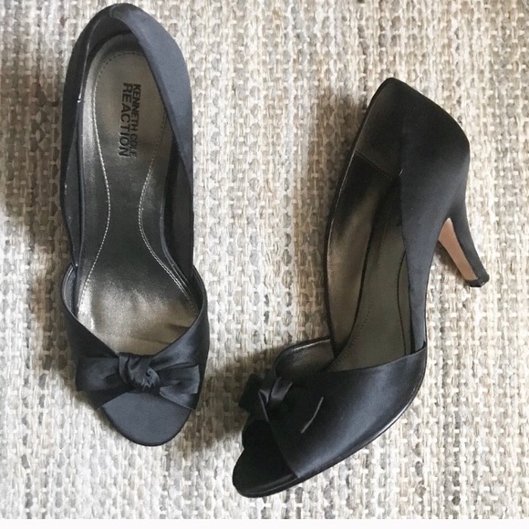 Kenneth Cole Reaction black satin heels - Picture 2 of 6